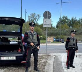 Tolentino, fugge all'alt dei Carabinieri poi viene trovato positivo all'alcol test e con hashish nello zaino