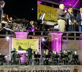 “Borghi in Jazz" fa tappa a Castelraimondo: 200 spettatori per la serata dedicata a Sinatra