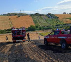 Fermo, incendio sterpaglie in via Pompeiana: intervento dei Vigili del Fuoco