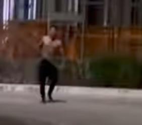 Notte di follia a Tolentino, uomo semina il panico con una spranga e colpisce auto in sosta: fermato