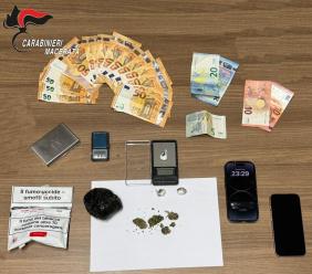 Matelica, 130 grammi di cocaina in casa: arrestato pusher. In manette anche il cognato, denunciata la moglie