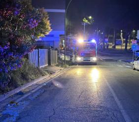 Appartamento in fiamme nella notte: donna intrappolata sul balcone salvata dai vigili del fuoco