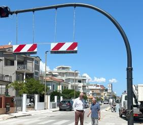 Civitanova, installato il portale anti-ingombro al Lungomare Nord: "Un punto fermo su un problema annoso"