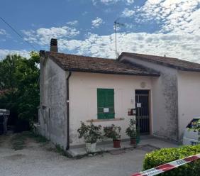 Entra alla festa dei bambini armato e spara: morta una donna, gravissima la figlia