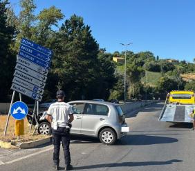 Macerata, perde il controllo dell'auto e finisce contro un palo della segnaletica