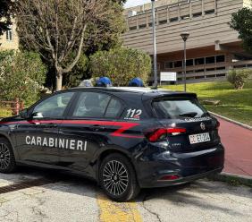Macerata, ruba il portafogli a un anziano in ospedale: denunciato giovane operatore socio‑sanitario