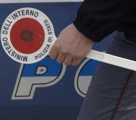 Tolentino, fugge all’alt con lo scooter e si rifugia in un edificio inagibile: denunciato 20enne