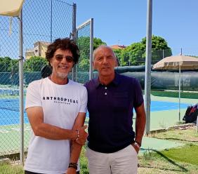 Tra tuffi in mare e campi da tennis: Max Gazzè in vacanza con la famiglia a Porto Recanati