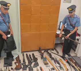 Terrore a Sefro: 38enne minaccia con un fucile una folla di residenti dopo aver spaventato una minorenne