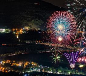 Magia di San Lorenzo, fuochi d’artificio sul Lago di Fiastra: prima e dopo si canta con le canzoni di De André
