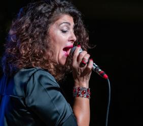 Cingoli, la voce graffiante di Carla Mancinelli porta il soul e il blues in piazza