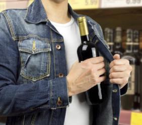 Corridonia, ruba vini e liquori pregiati al supermercato: denunciato 32enne