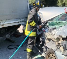 Pauroso schianto tra auto e furgone: ragazza estratta dalle lamiere, due feriti a Torrette