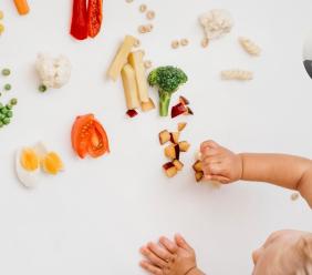 Non mettiamo i bambini a dieta: accompagniamoli a crescere bene