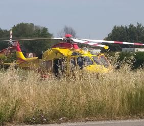Pollenza, moto contro auto: uomo trasportato a Torrette in eliambulanza