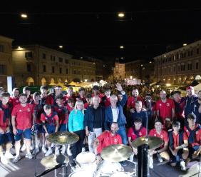 Serata magica in piazza: la Settempeda si presenta alla città durante lo “Street food”