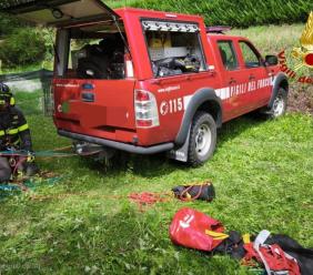 Uomo cade in una scarpata per 30 metri: un vigile del fuoco si cala nel dirupo per il recupero (FOTO)