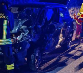 Camerino, schianto sulla Muccese: quattro feriti, uno estratto dalle lamiere