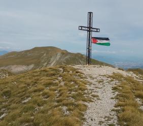 Pizzo Tre Vescovi, una bandiera palestinese legata alla croce di vetta