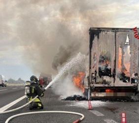 Autostrada A14, semirimorchio carico di pannolini prende fuoco