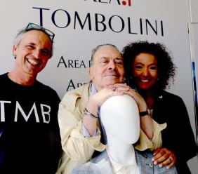 Tolentino, il "King dei Paparazzi" Rino Barillari veste Tombolini: in visita con Guido Picchio allo store (FOTO)