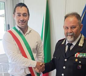 Pieve Torina, il sindaco Gentilucci saluta il capitano dei carabinieri Paolo Rinaldi