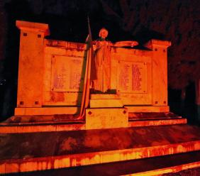 Giornata contro le armi nucleari: Il monumento ai caduti di Pieve Torina si illumina di rosso