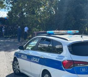 Macerata, cade un palo telefonico: messa in sicurezza e controllo viabilità Macerata, cade un palo telefonico: messa in sicurezza e controllo viabilità