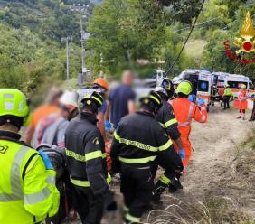 Cade da 15 metri durante  il montaggio reti di protezione: soccorso operaio