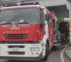 Porto Recanati, spazzatrice rimane incastrata sotto il cavalcavia: strada chiusa per due ore