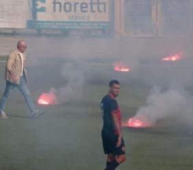 Civitanovese, tifosi in ebollizione: fumogeni in campo a Montefano. La società: "È contro i nostri valori"