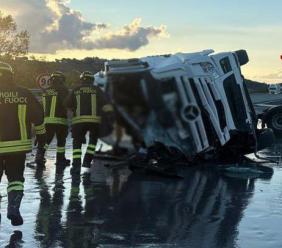 Autocisterna carica di mosto d'uva si ribalta sull’A14: ferito il conducente e traffico in tilt