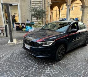 Macerata, 18enne si allontana dopo un incidente: i Carabinieri gli trovano marijuana nel marsupio
