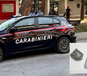 Barista trovato con hashish, giovane tenta la fuga con la cocaina: due denunciati a Potenza Picena