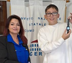 Macerata, uno smartwatch per ricordare il valore del tempo e del risparmio: premiato studente del Convitto