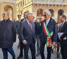 Tajani a Macerata: "Cultura straordinaria forza per promuovere l'Italia. Giunta regionale? I nodi si stanno sciogliendo" Tajani a Macerata: "Cultura straordinaria forza per promuovere l'Italia. Giunta regionale? I nodi si stanno sciogliendo"