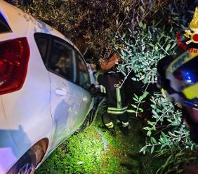 Recanati, auto sfonda la ringhiera e finisce nella scarpata all'alba: soccorse due ragazze Recanati, auto sfonda la ringhiera e finisce nella scarpata all'alba: soccorse due ragazze