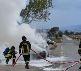 Pollenza, auto in fiamme sulla Provinciale 77: famiglia in salvo Pollenza, auto in fiamme sulla Provinciale 77: famiglia in salvo