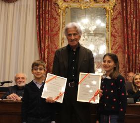 Macerata, due piccoli fratelli dal cuore d'oro (e verde): "Grazie a loro città più pulita, ecco l'encomio" Macerata, due piccoli fratelli dal cuore d'oro (e verde): "Grazie a loro città più pulita, ecco l'encomio"