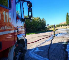 Recanati, allarme auto in fiamme: strada chiusa, intervengono i vigili del fuoco Recanati, allarme auto in fiamme: strada chiusa, intervengono i vigili del fuoco