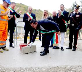 Pieve Torina, la prima pietra del nuovo municipio la mette Gentilucci: "Costruiamo sulle radici del nostro passato la casa di tutti" (FOTO e VIDEO)