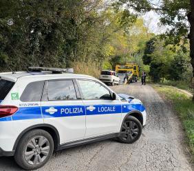 Macerata, Mercedes con targa estera a tutta velocità: neopatentato fermato dalla Polizia Locale