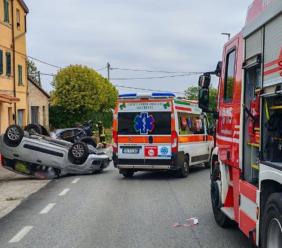 Macerata, vettura si ribalta dopo l'urto con un'auto in sosta: sacerdote trasportato all'ospedale