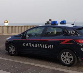 Porto Recanati, kitesurfer in balia delle onde: carabinieri si tuffano in mare e lo salvano