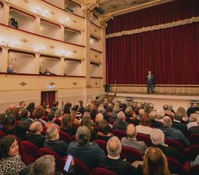 Teatro “Annibal Caro” gremito per la serata di poesia e musica dedicata a Dante e San Francesco