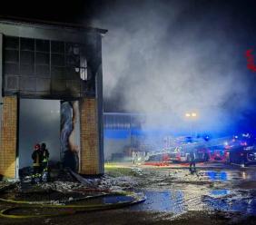 Treia, incendio nella notte: capannone di rifiuti elettronici in fiamme, ingenti i danni (FOTO)