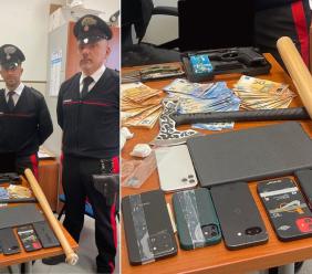 Porto Recanati - In casa aveva droga, soldi falsi, armi e 8 cellulari: arrestato 31enne