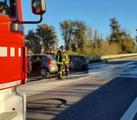 Tragedia sulla Statale 16: auto in fiamme dopo un frontale: muore una donna