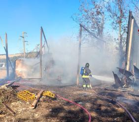 Corridonia, rimessa agricola in fiamme: sul posto vigili del fuoco e carabinieri forestali