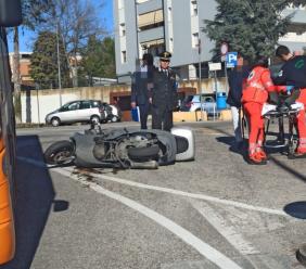 Macerata, scivola con lo scooter alla rotatoria: uomo trasportato al Pronto Soccorso